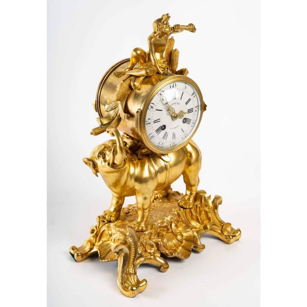 Pendule de style Louis XV. | Biron Pendule de style Louis XV.
