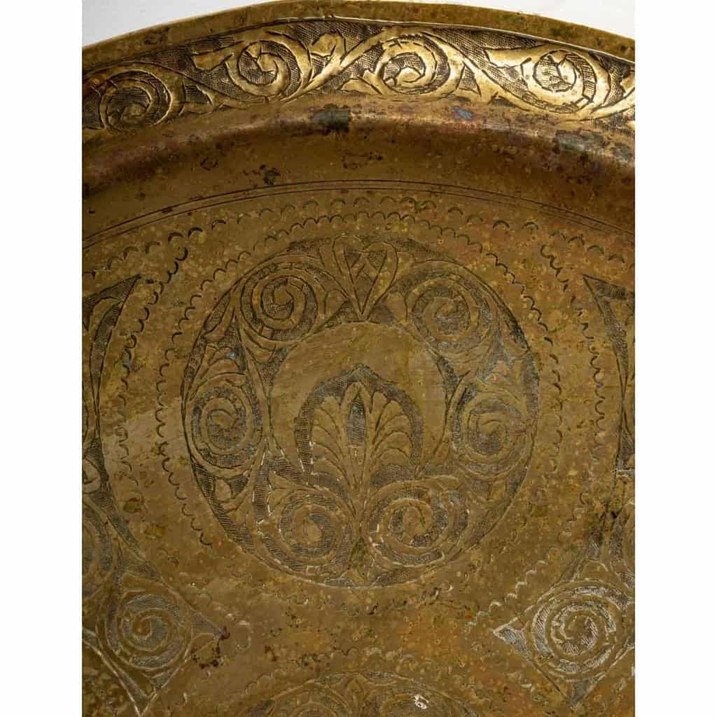 Plateau ancien en cuivre, travail syrien du XIXème siècle | Biron Plateau ancien en cuivre, travail syrien du XIXème siècle