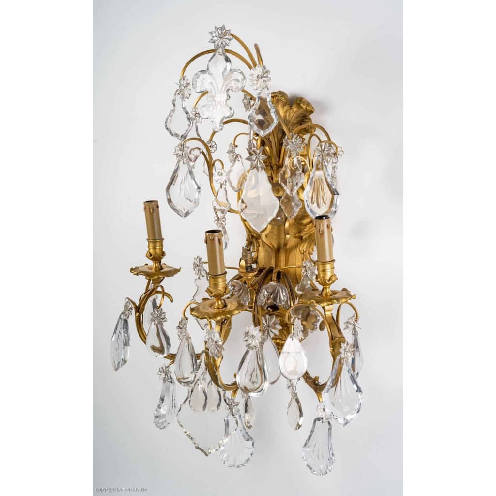 Paire d'appliques en bronze et cristal, style Louis XV