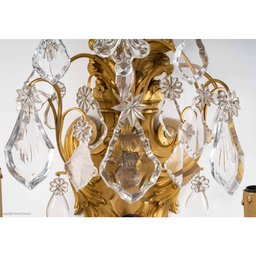 Paire d'appliques en bronze et cristal, style Louis XV