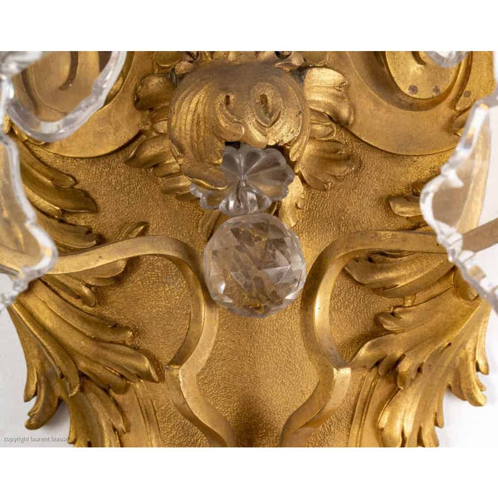 Paire d'appliques en bronze et cristal, style Louis XV
