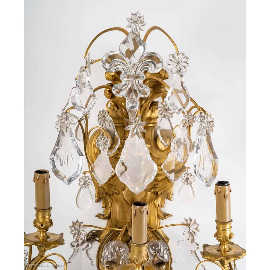 Paire d'appliques en bronze et cristal, style Louis XV