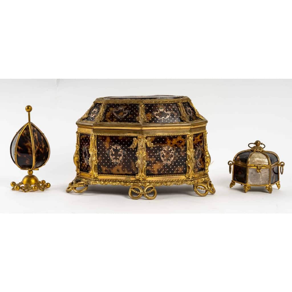 Coffret à bijoux, oeuf présentoir à parfum et petite boîte en écaille de tortue et laiton, XIXème siècle | Biron |||||||||||||