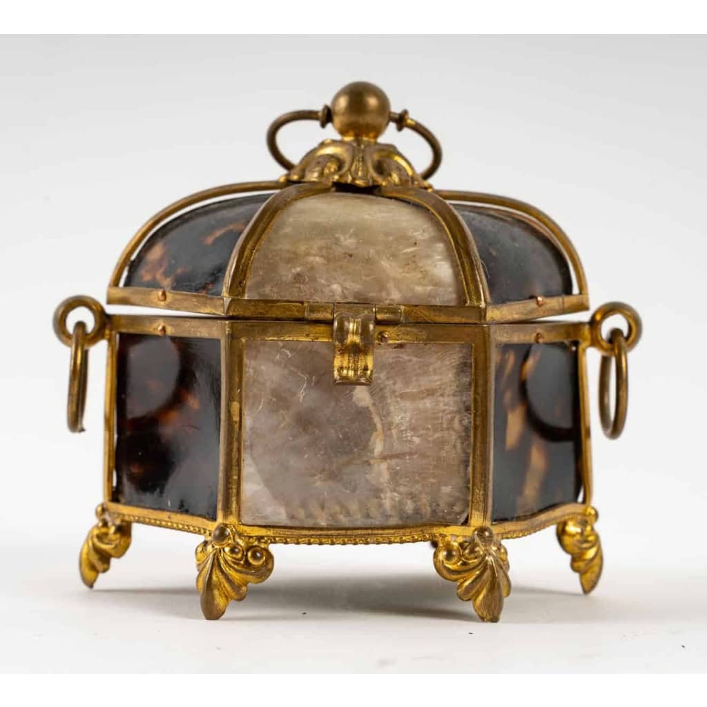 Coffret à bijoux, oeuf présentoir à parfum et petite boîte en écaille de tortue et laiton, XIXème siècle | Biron Coffret à bijoux, oeuf présentoir à parfum et petite boîte en écaille de tortue et laiton, XIXème siècle