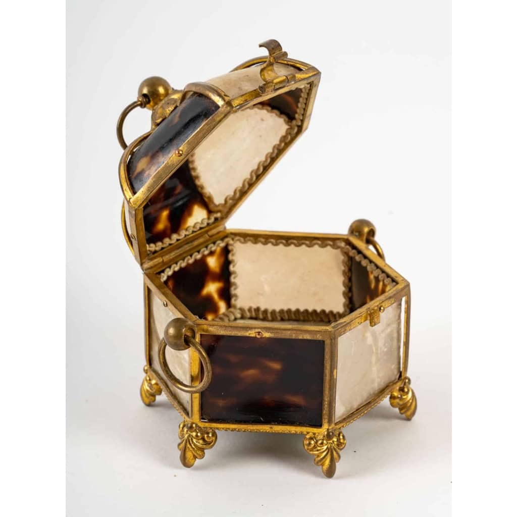 Coffret à bijoux, oeuf présentoir à parfum et petite boîte en écaille de tortue et laiton, XIXème siècle | Biron Coffret à bijoux, oeuf présentoir à parfum et petite boîte en écaille de tortue et laiton, XIXème siècle