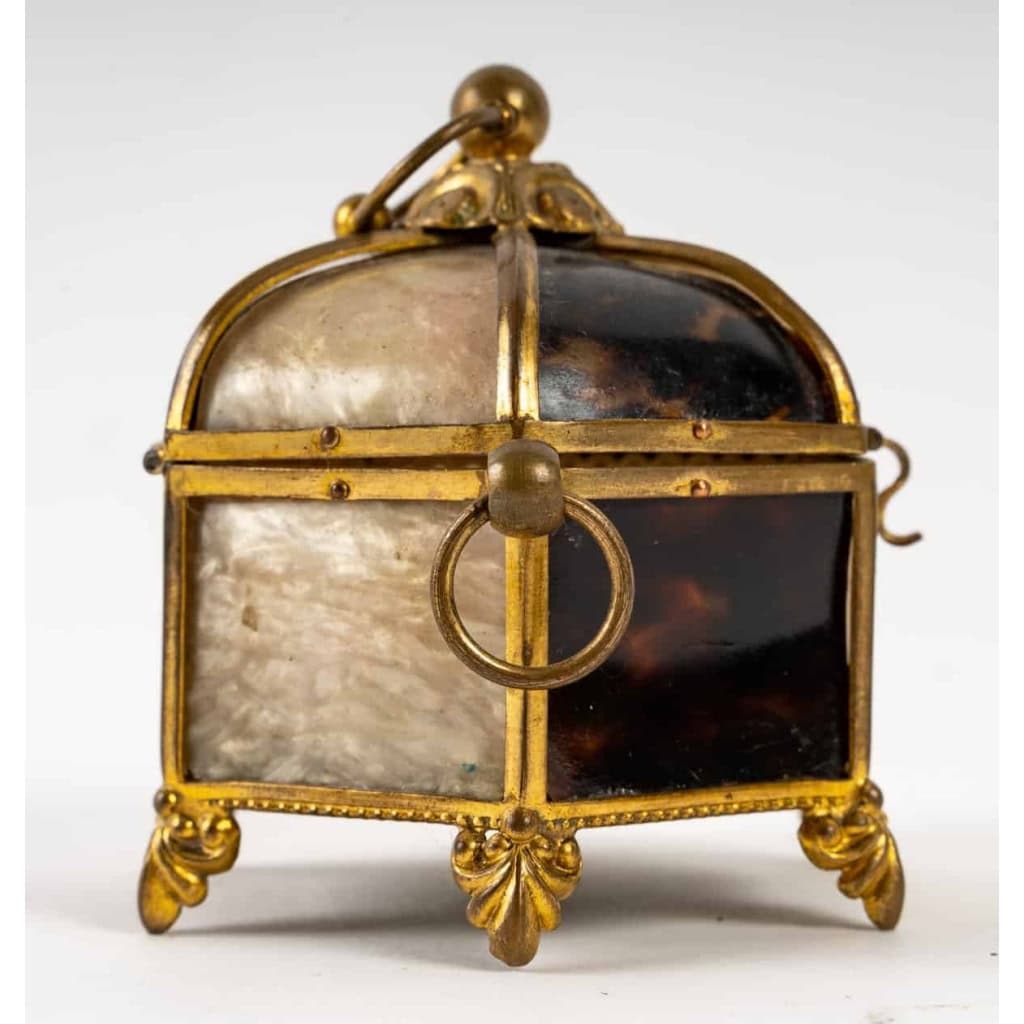 Coffret à bijoux, oeuf présentoir à parfum et petite boîte en écaille de tortue et laiton, XIXème siècle | Biron Coffret à bijoux, oeuf présentoir à parfum et petite boîte en écaille de tortue et laiton, XIXème siècle