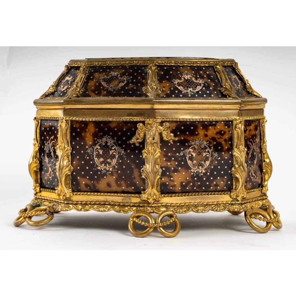 Coffret à bijoux, oeuf présentoir à parfum et petite boîte en écaille de tortue et laiton, XIXème siècle | Biron Coffret à bijoux, oeuf présentoir à parfum et petite boîte en écaille de tortue et laiton, XIXème siècle