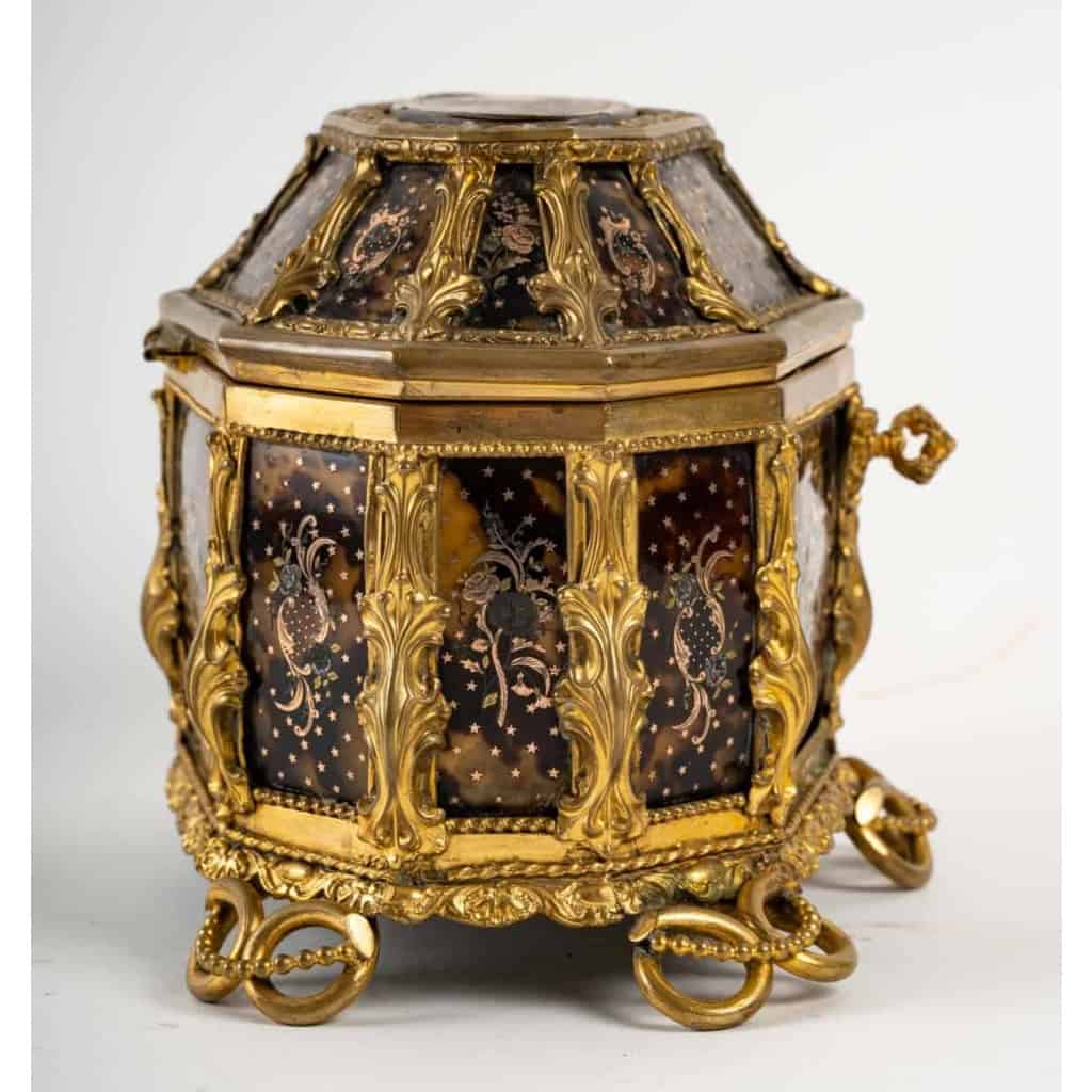 Coffret à bijoux, oeuf présentoir à parfum et petite boîte en écaille de tortue et laiton, XIXème siècle | Biron Coffret à bijoux, oeuf présentoir à parfum et petite boîte en écaille de tortue et laiton, XIXème siècle