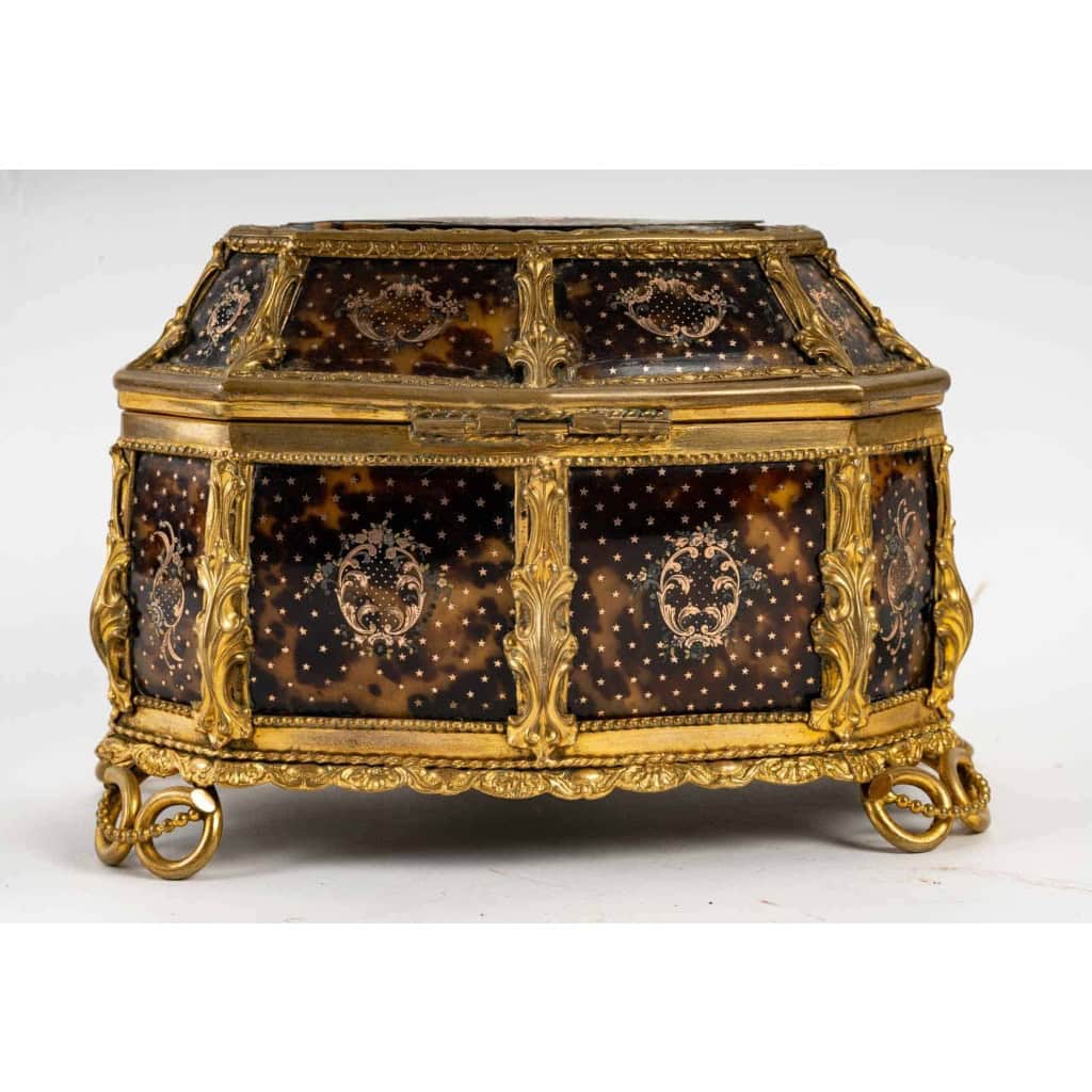 Coffret à bijoux, oeuf présentoir à parfum et petite boîte en écaille de tortue et laiton, XIXème siècle | Biron Coffret à bijoux, oeuf présentoir à parfum et petite boîte en écaille de tortue et laiton, XIXème siècle