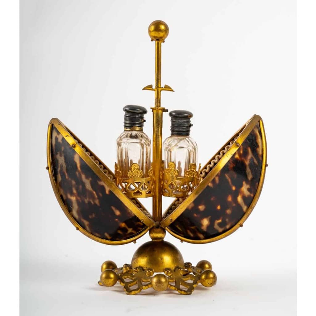 Coffret à bijoux, oeuf présentoir à parfum et petite boîte en écaille de tortue et laiton, XIXème siècle | Biron Coffret à bijoux, oeuf présentoir à parfum et petite boîte en écaille de tortue et laiton, XIXème siècle