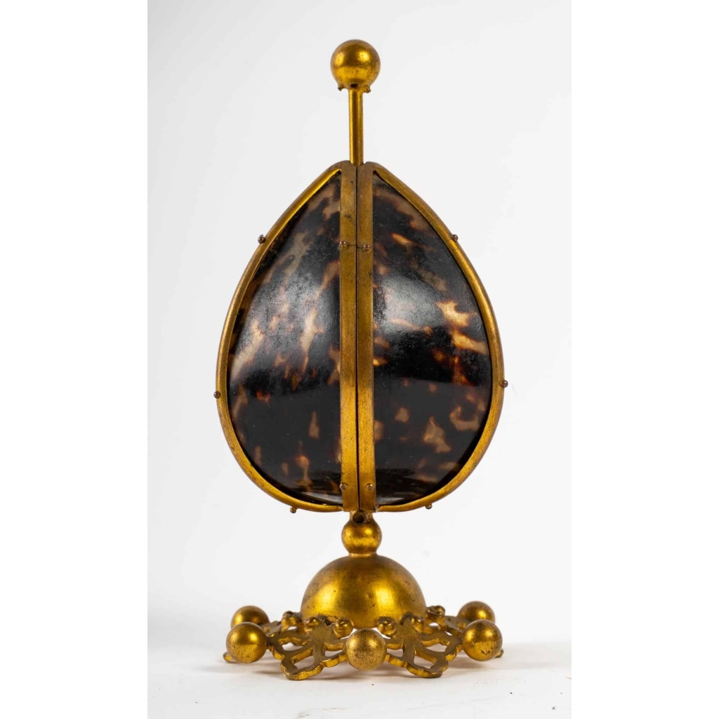 Coffret à bijoux, oeuf présentoir à parfum et petite boîte en écaille de tortue et laiton, XIXème siècle | Biron Coffret à bijoux, oeuf présentoir à parfum et petite boîte en écaille de tortue et laiton, XIXème siècle