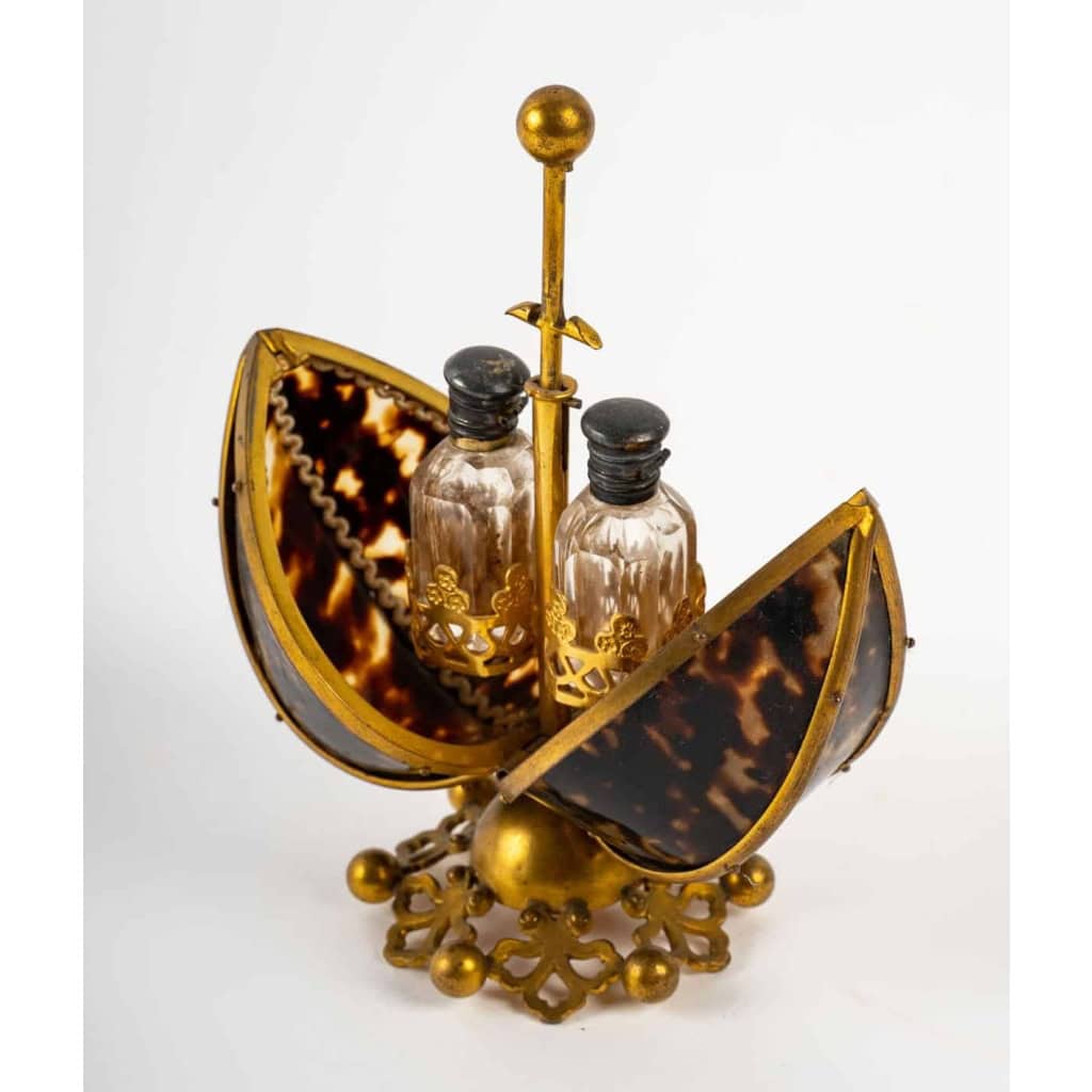 Coffret à bijoux, oeuf présentoir à parfum et petite boîte en écaille de tortue et laiton, XIXème siècle | Biron Coffret à bijoux, oeuf présentoir à parfum et petite boîte en écaille de tortue et laiton, XIXème siècle
