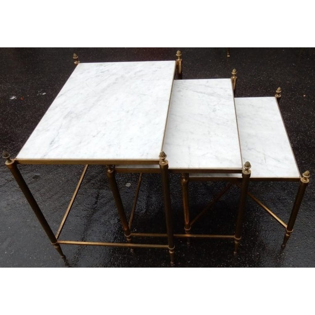 1970′ Tables Gigognes Maison Baguès, 3 Plateaux Marbre et Montants Cannelés à Pommes de Pin