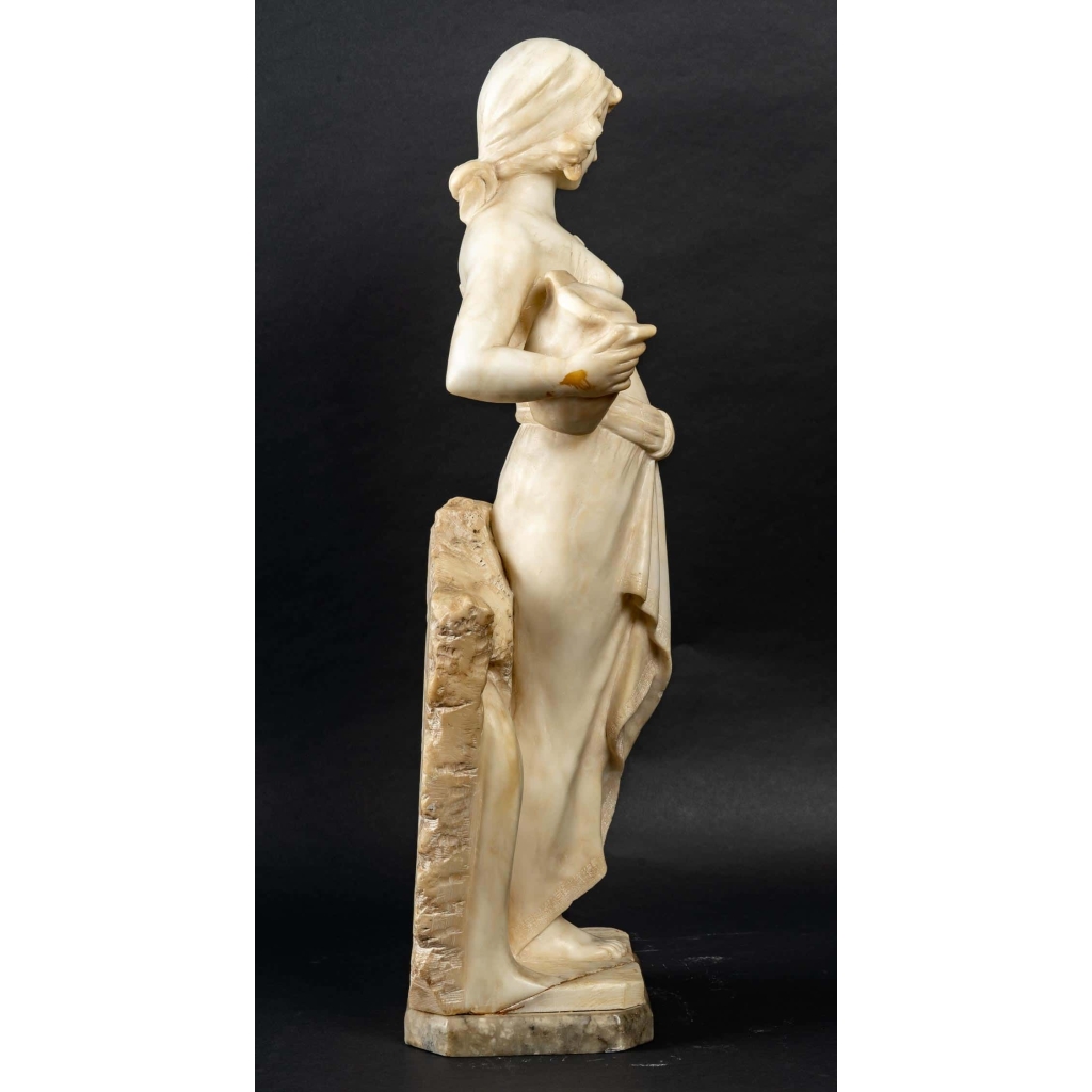 Statue en albatre « Porteuse d’eau », XIXème-XXème siècle | Biron Statue en albatre "Porteuse d'eau", XIXème-XXème siècle