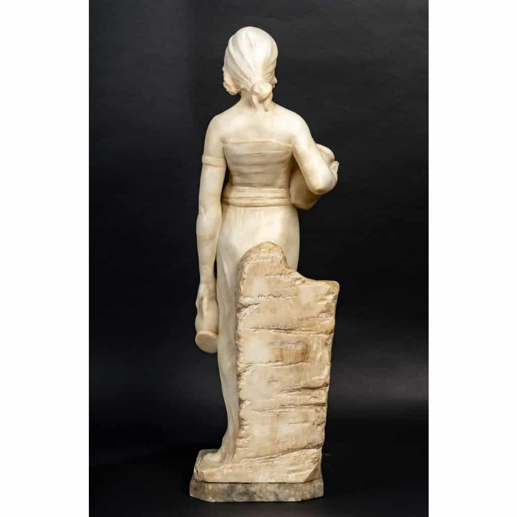 Statue en albatre « Porteuse d’eau », XIXème-XXème siècle | Biron Statue en albatre "Porteuse d'eau", XIXème-XXème siècle