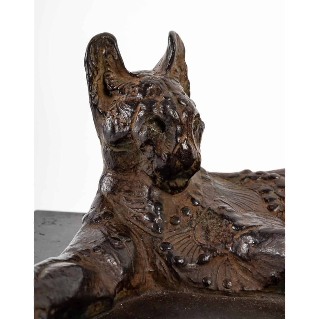 Serval couché, bronze signé Thierry Van Ryswyck, XXème siècle | Biron Serval couché, bronze signé Thierry Van Ryswyck, XXème siècle
