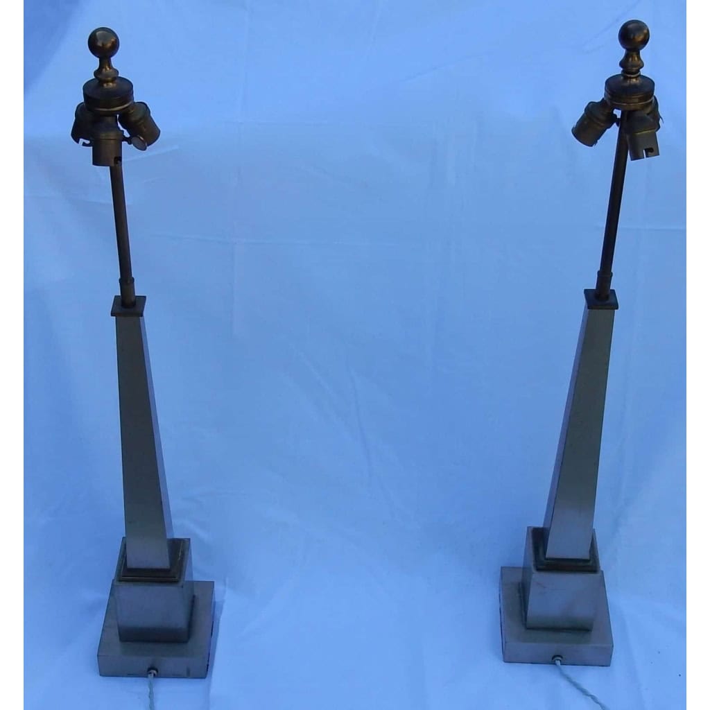 1950/70 Paire de Lampes Aux Obélisques en Laiton et Bronze Argentées et Dorées Signées Charles
