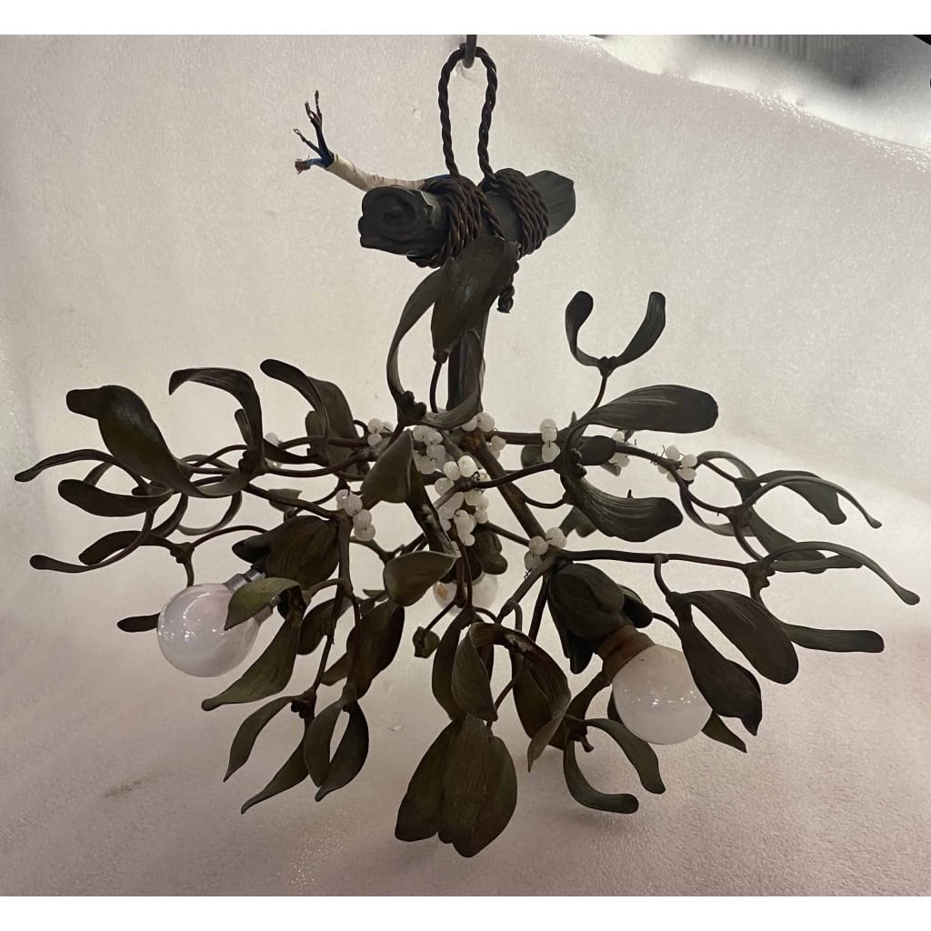 1900′ Lustre Boule de Gui en Bronze Art Nouveau a 3 Ampoules ∅ 44 cm H 37 cm Douilles En Forme De Tulipes | Biron 1900′ Lustre Boule de Gui en Bronze Art Nouveau a 3 Ampoules ∅ 44 cm H 37 cm Douilles En Forme De Tulipes