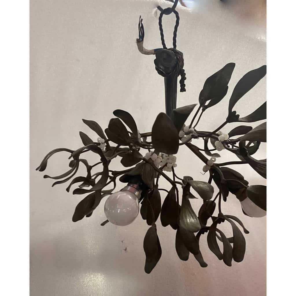 1900′ Lustre Boule de Gui en Bronze Art Nouveau a 3 Ampoules ∅ 44 cm H 37 cm Douilles En Forme De Tulipes | Biron 1900′ Lustre Boule de Gui en Bronze Art Nouveau a 3 Ampoules ∅ 44 cm H 37 cm Douilles En Forme De Tulipes