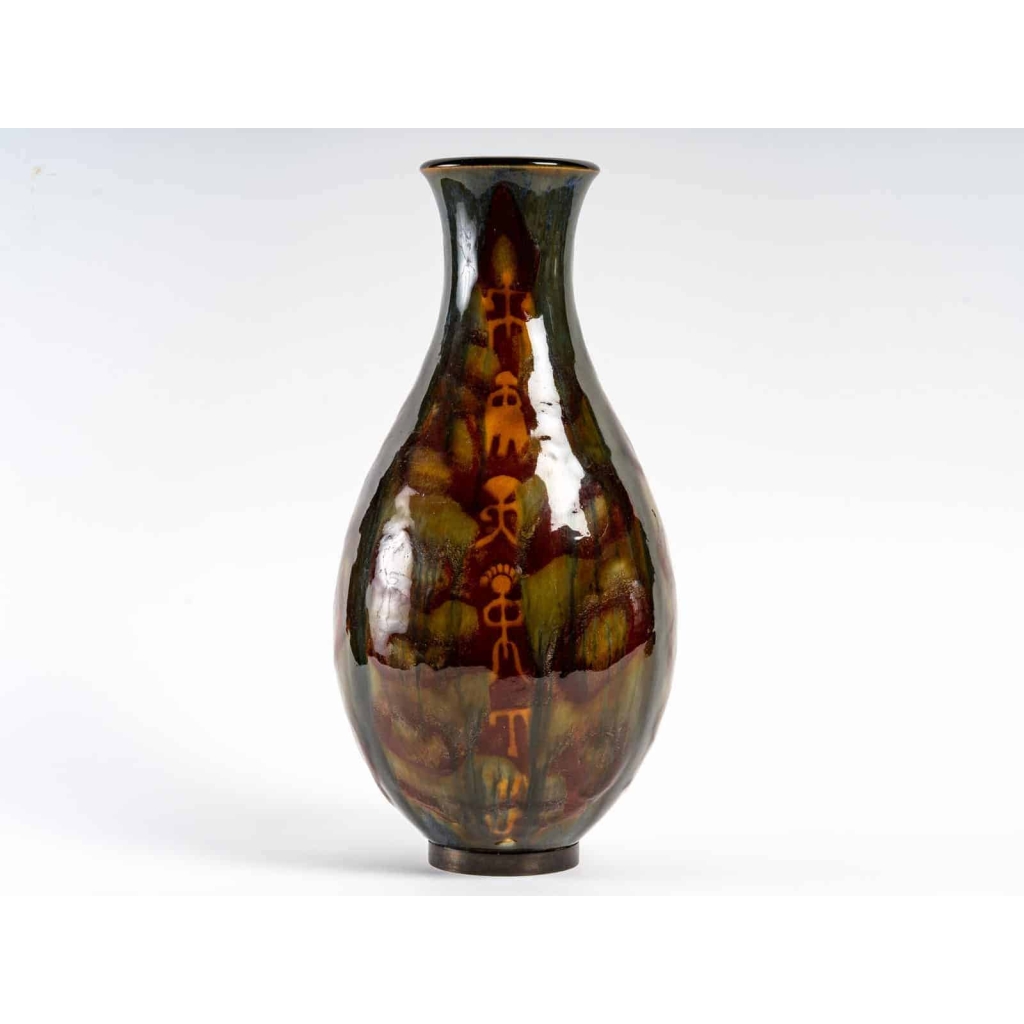 Vase en porcelaine de Sèvres à décor africaniste. | Biron ||||||