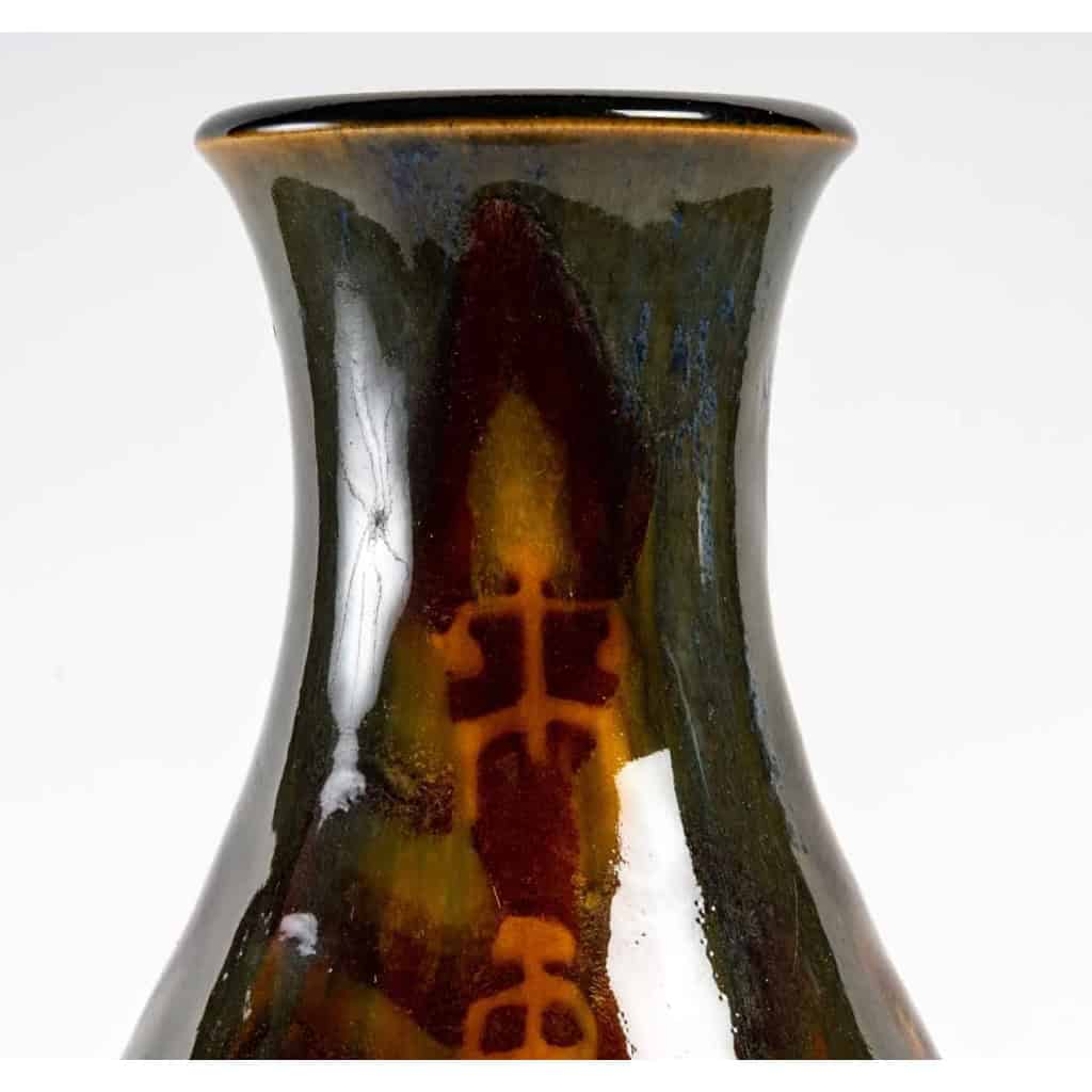 Vase en porcelaine de Sèvres à décor africaniste. | Biron Vase en porcelaine de Sèvres à décor africaniste.