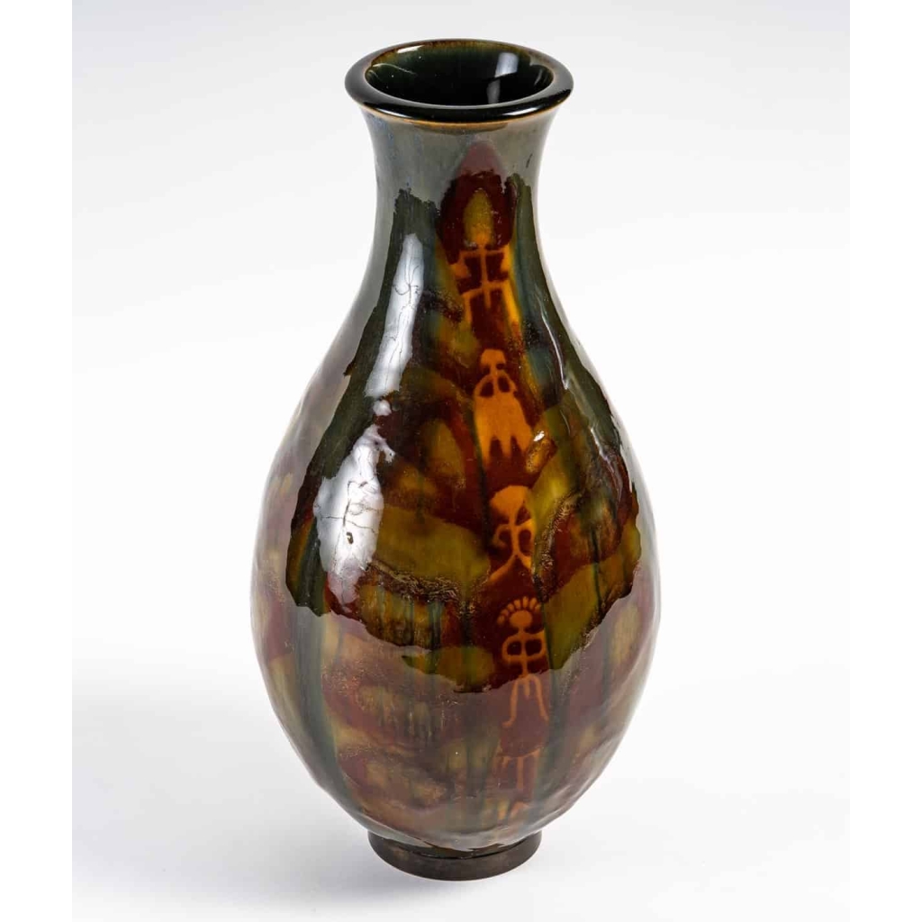 Vase en porcelaine de Sèvres à décor africaniste. | Biron Vase en porcelaine de Sèvres à décor africaniste.