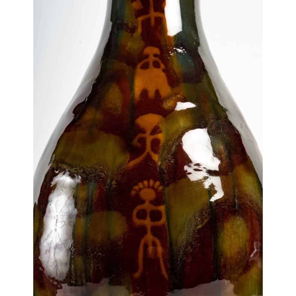 Vase en porcelaine de Sèvres à décor africaniste. | Biron Vase en porcelaine de Sèvres à décor africaniste.