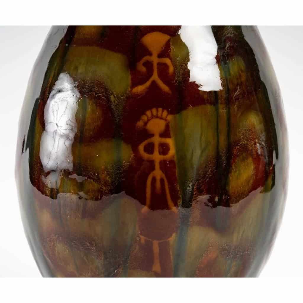 Vase en porcelaine de Sèvres à décor africaniste. | Biron Vase en porcelaine de Sèvres à décor africaniste.