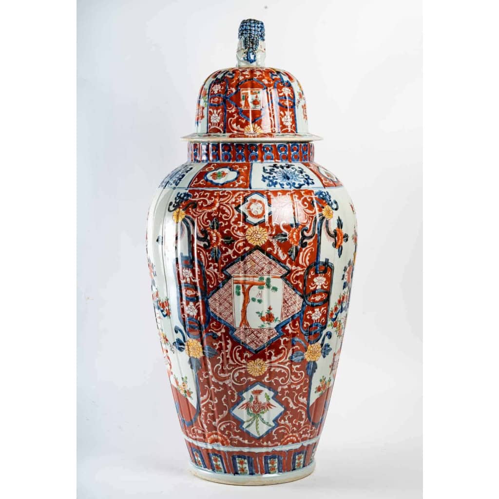 Potiche couverte en porcelaine du Japon, Circa 1900 | Biron Potiche couverte en porcelaine du Japon, Circa 1900