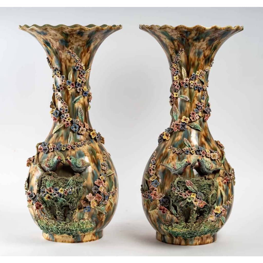 Paire de vases en barbotine à décor d’époque, XIXème siècle | Biron ||||||||||