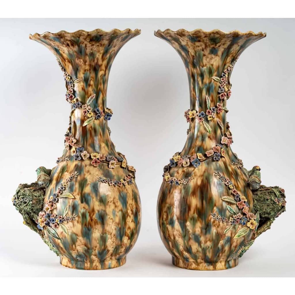 Paire de vases en barbotine à décor d’époque, XIXème siècle | Biron Paire de vases en barbotine à décor d'époque, XIXème siècle