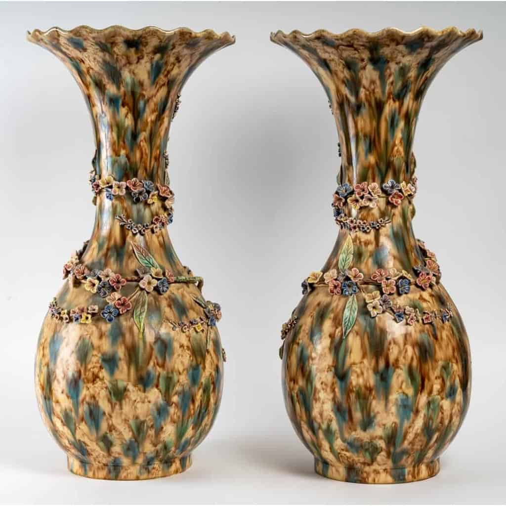 Paire de vases en barbotine à décor d’époque, XIXème siècle | Biron Paire de vases en barbotine à décor d'époque, XIXème siècle