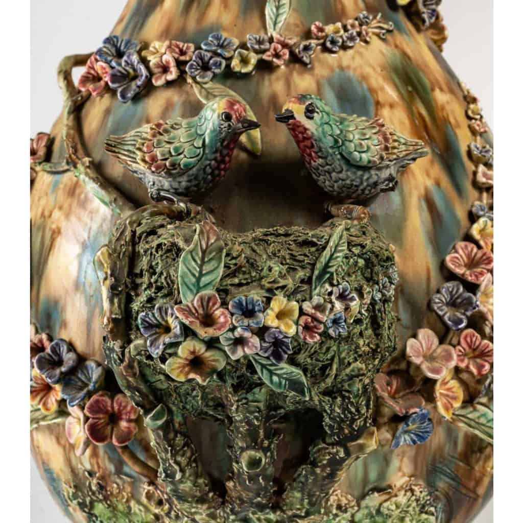 Paire de vases en barbotine à décor d’époque, XIXème siècle | Biron Paire de vases en barbotine à décor d'époque, XIXème siècle