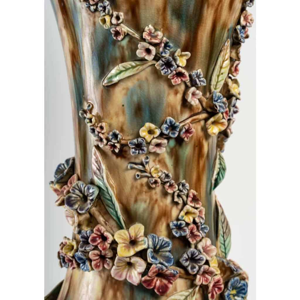 Paire de vases en barbotine à décor d’époque, XIXème siècle | Biron Paire de vases en barbotine à décor d'époque, XIXème siècle