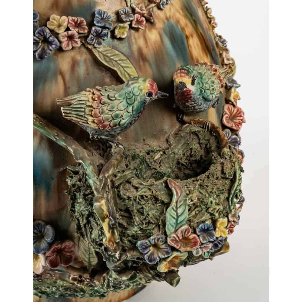 Paire de vases en barbotine à décor d’époque, XIXème siècle | Biron Paire de vases en barbotine à décor d'époque, XIXème siècle