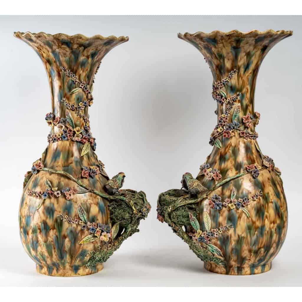 Paire de vases en barbotine à décor d’époque, XIXème siècle | Biron Paire de vases en barbotine à décor d'époque, XIXème siècle