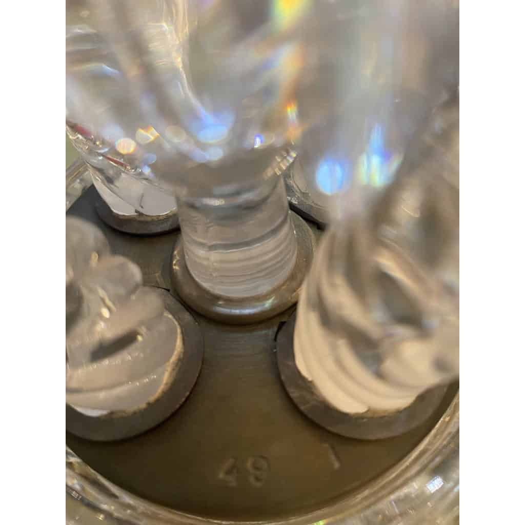 1950′ Paire de Chandeliers 4 Branches Socles Perlés Et Signés En Relief BACCARAT H 55 cm