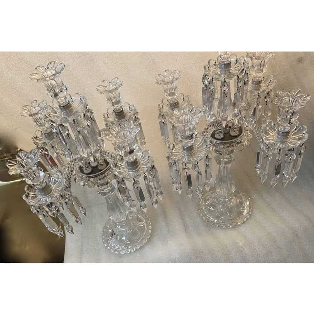 1950′ Paire de Chandeliers 4 Branches Socles Perlés Et Signés En Relief BACCARAT H 55 cm