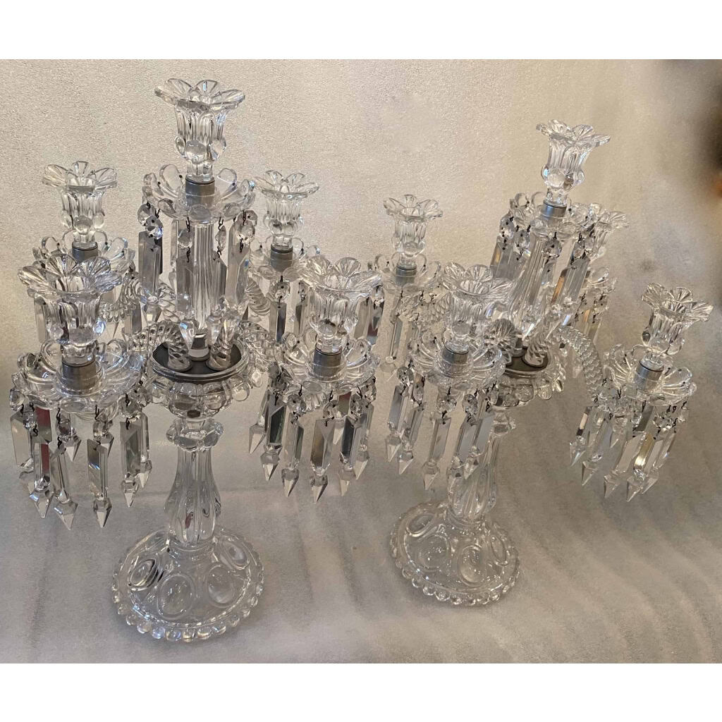 1950′ Paire de Chandeliers 4 Branches Socles Perlés Et Signés En Relief BACCARAT H 55 cm