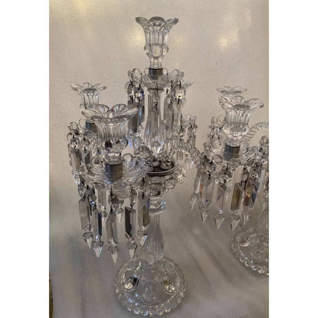 1950′ Paire de Chandeliers 4 Branches Socles Perlés Et Signés En Relief BACCARAT H 55 cm
