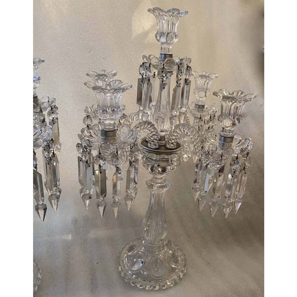 1950′ Paire de Chandeliers 4 Branches Socles Perlés Et Signés En Relief BACCARAT H 55 cm