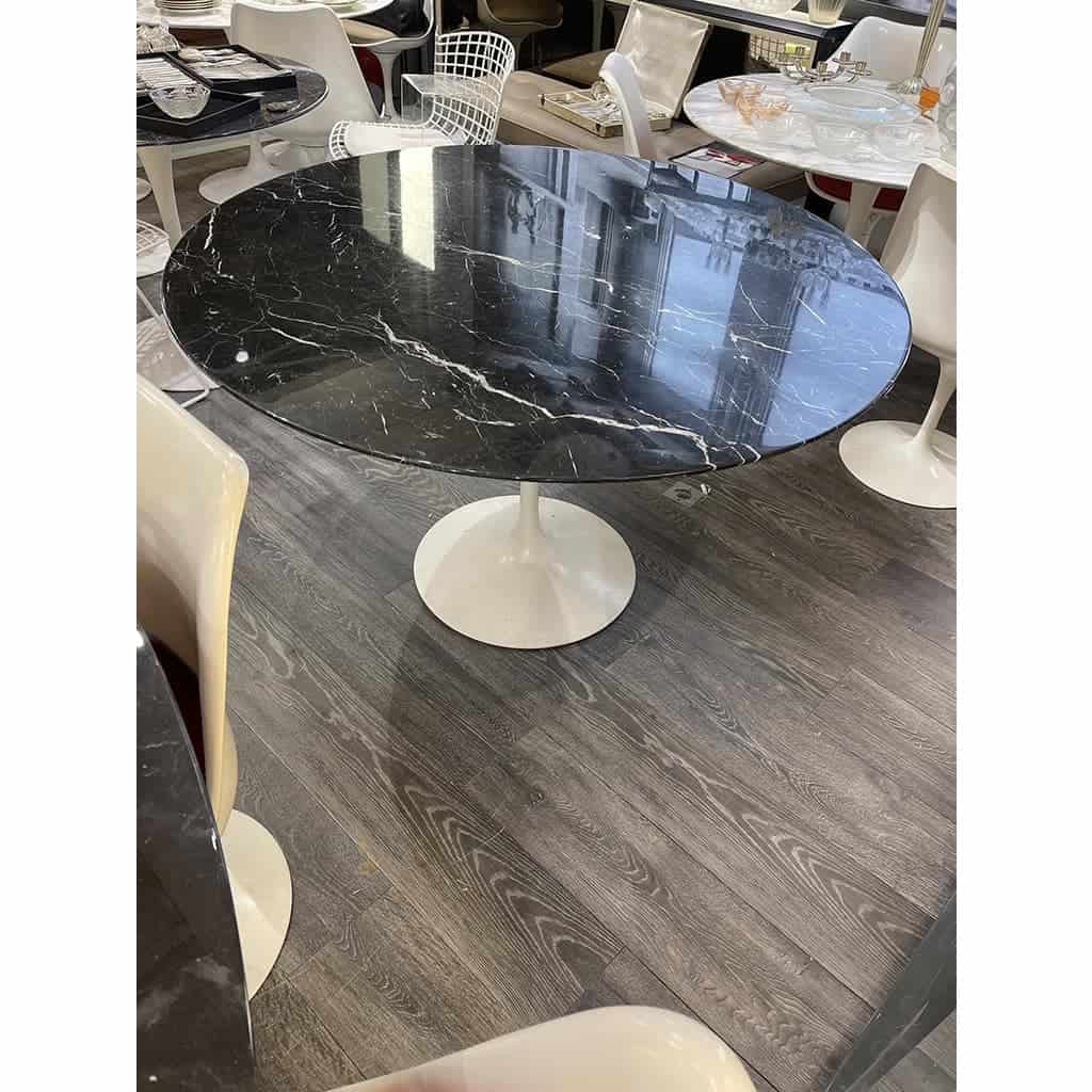 Eero Saarinen (1910-1961), édition Knoll Table 120 cm « Marquina » | Biron Eero Saarinen (1910-1961), édition Knoll Table 120 cm « Marquina »