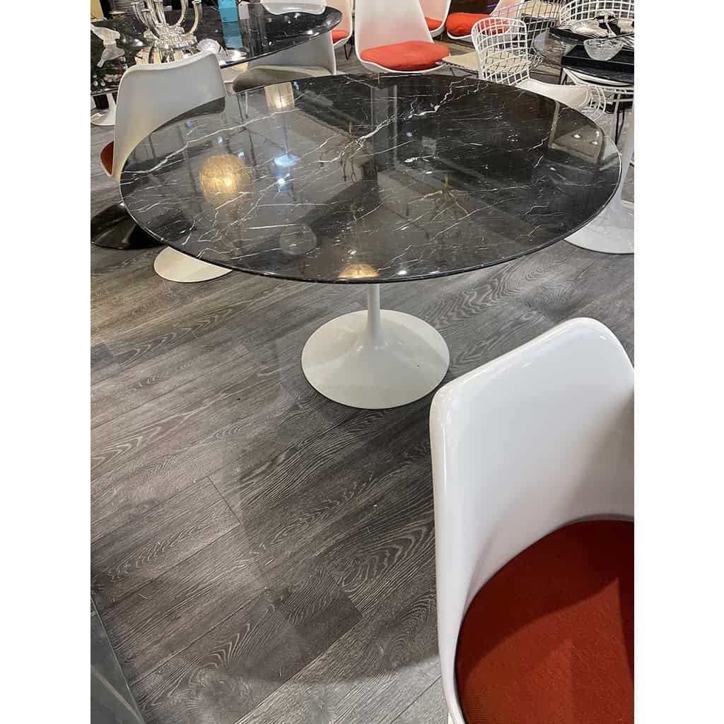 Eero Saarinen (1910-1961), édition Knoll Table 120 cm « Marquina » | Biron Eero Saarinen (1910-1961), édition Knoll Table 120 cm « Marquina »