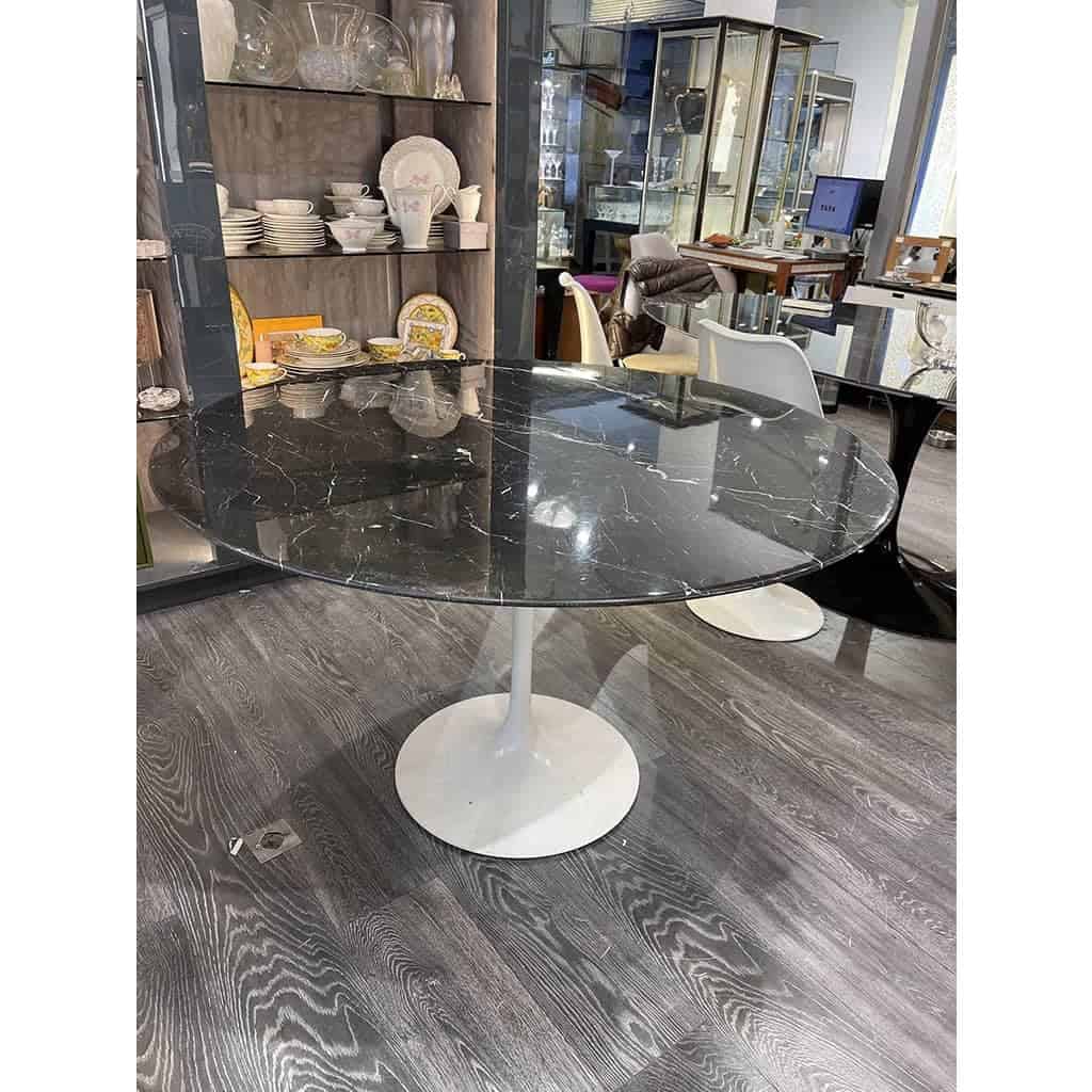 Eero Saarinen (1910-1961), édition Knoll Table 120 cm « Marquina » | Biron Eero Saarinen (1910-1961), édition Knoll Table 120 cm « Marquina »