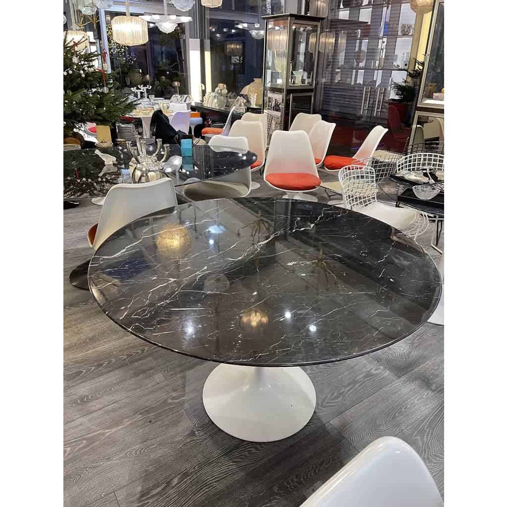 Eero Saarinen (1910-1961), édition Knoll Table 120 cm « Marquina » | Biron Eero Saarinen (1910-1961), édition Knoll Table 120 cm « Marquina »