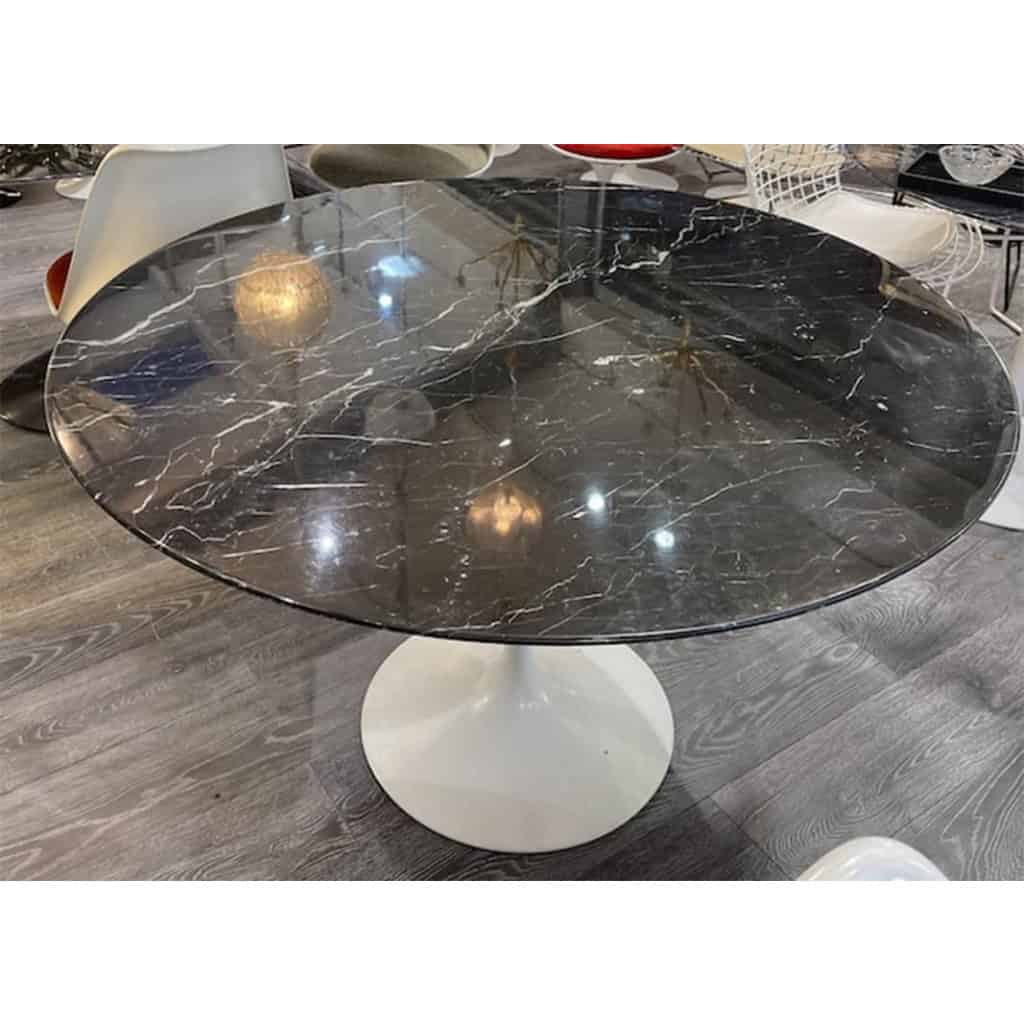 Eero Saarinen (1910-1961), édition Knoll Table 120 cm « Marquina » | Biron Eero Saarinen (1910-1961), édition Knoll Table 120 cm « Marquina »