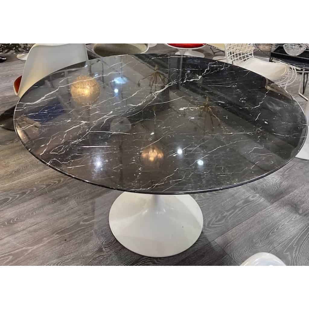 Eero Saarinen (1910-1961), édition Knoll Table 120 cm « Marquina » | Biron Eero Saarinen (1910-1961), édition Knoll Table 120 cm « Marquina »