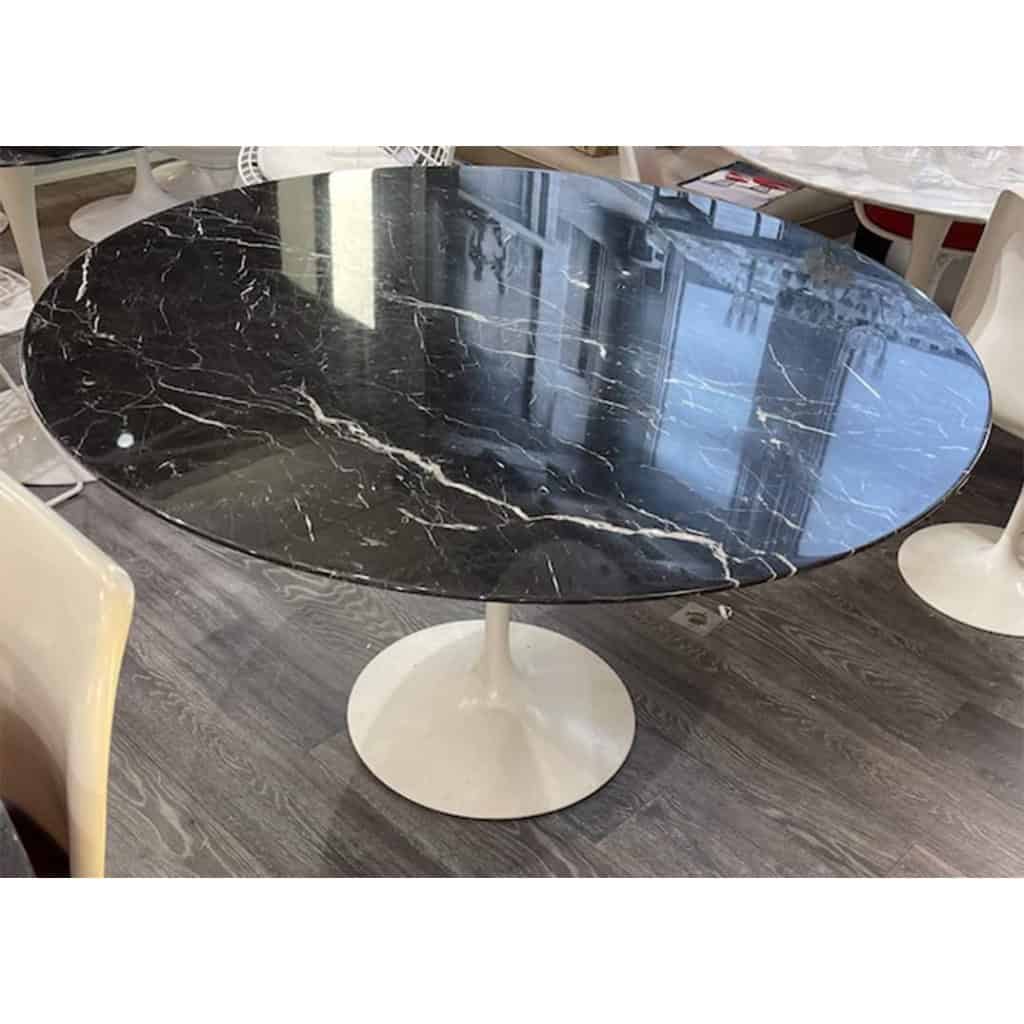 Eero Saarinen (1910-1961), édition Knoll Table 120 cm « Marquina » | Biron Eero Saarinen (1910-1961), édition Knoll Table 120 cm « Marquina »