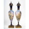 Paire de vases en porcelaine de Sèvres, XIXème siècle | Biron Paire de vases en porcelaine de Sèvres, XIXème siècle