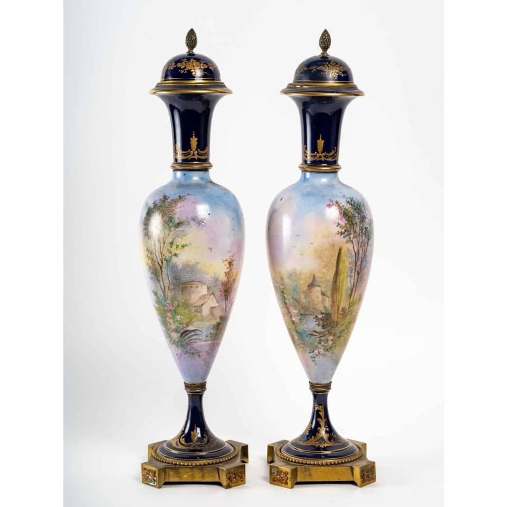Paire de vases en porcelaine de Sèvres, XIXème siècle | Biron Paire de vases en porcelaine de Sèvres, XIXème siècle
